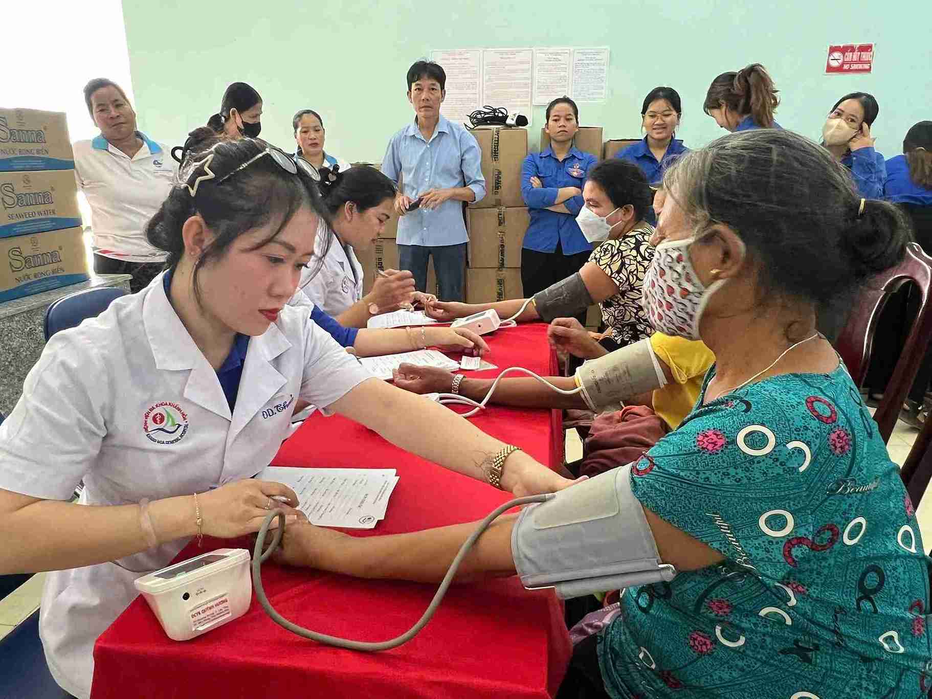 Các y, bác sĩ đã tổ chức khám bệnh, tầm soát và cấp phát thuốc miễn phí cho khoảng 300 người dân. Ảnh: Bệnh viên Đa khoa tỉnh Khánh Hòa