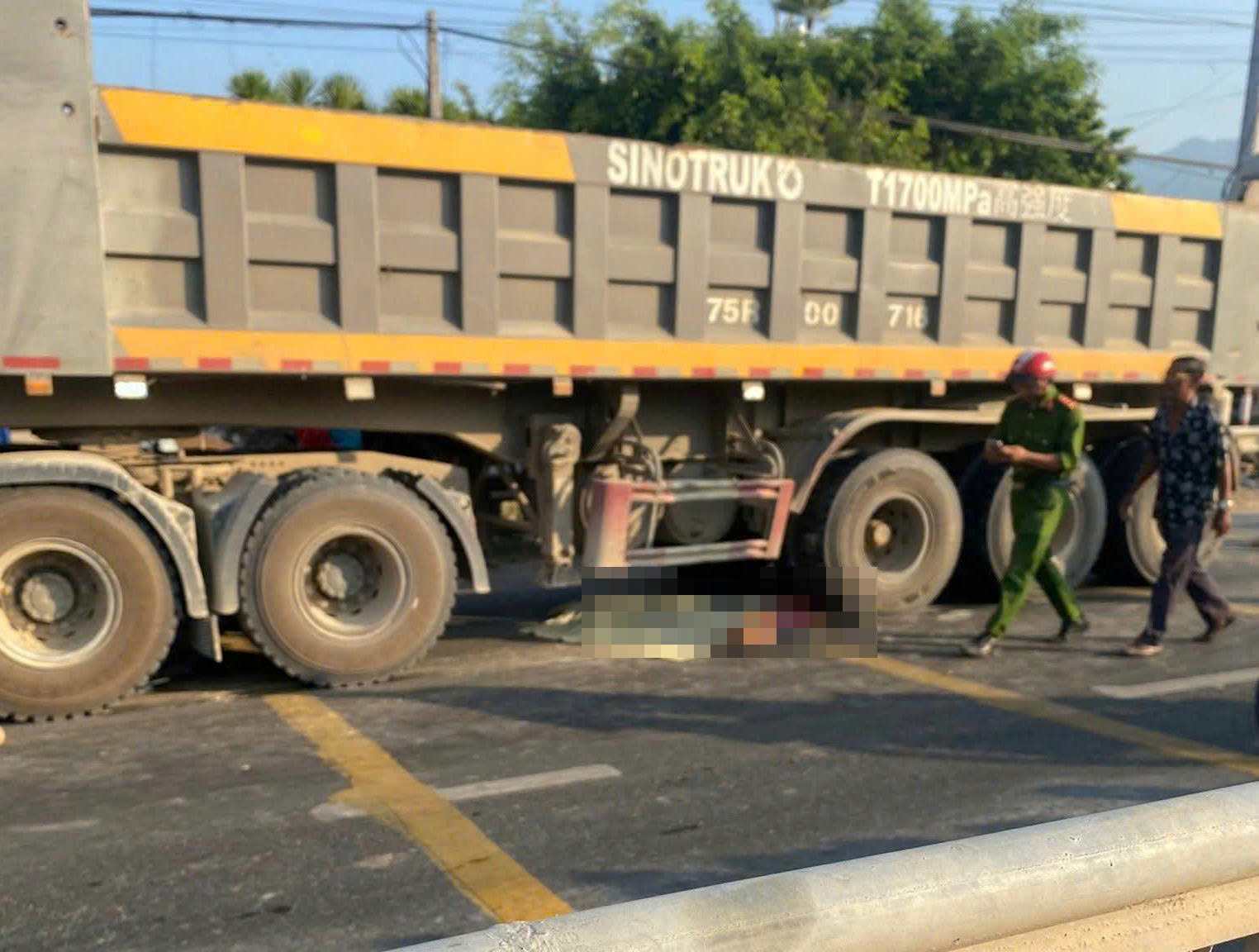 国道1号線、ヴァンタンコミューン区間で事故が発生し、カインホア省の高齢女性が死亡した衝突現場。写真:カインホア