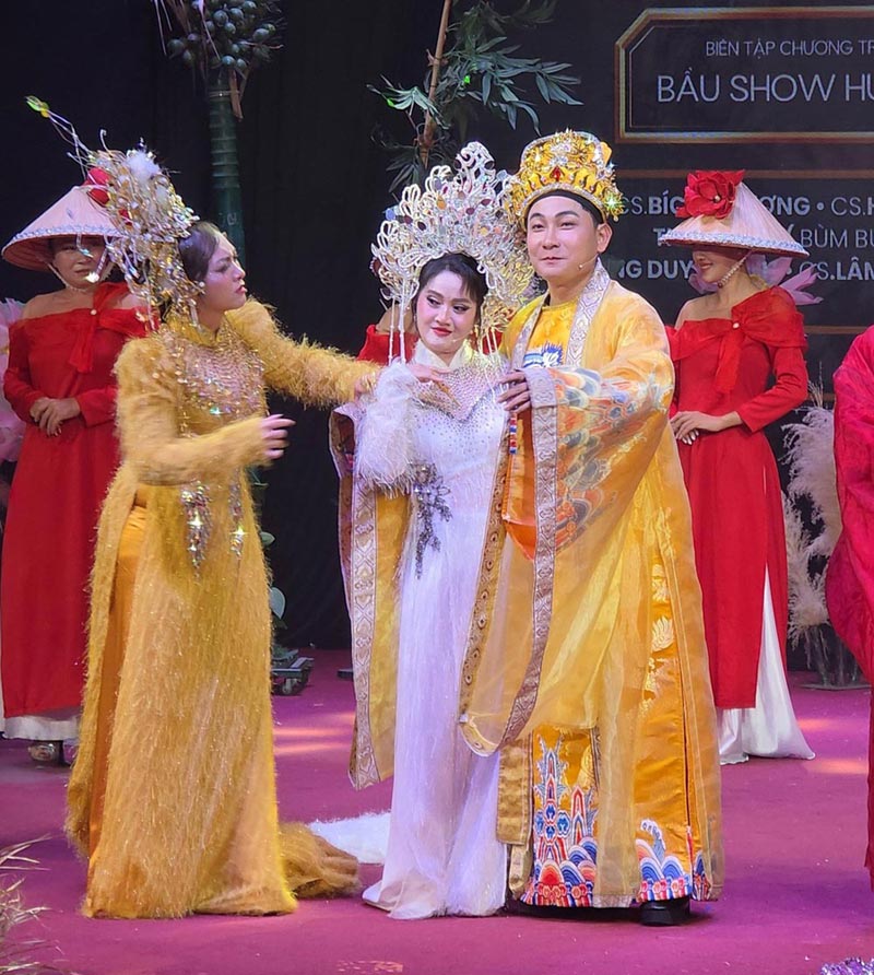 Hong Loan, Bum Bum cause controversy for lip-syncing in the performance Lanh Cung. Photo: Unit Tu Tinh Phuong Nam