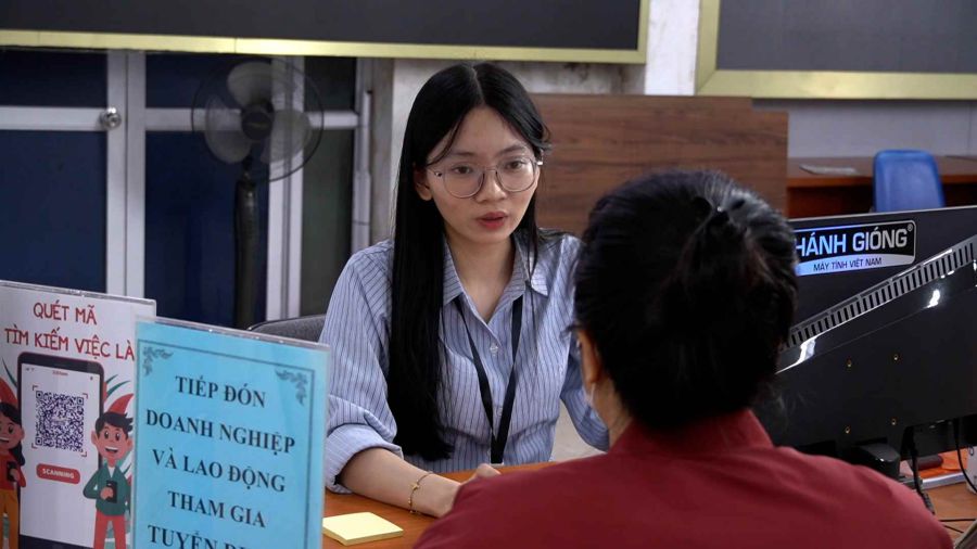 Employers exchange jobs with workers. Photo: Phuong Anh