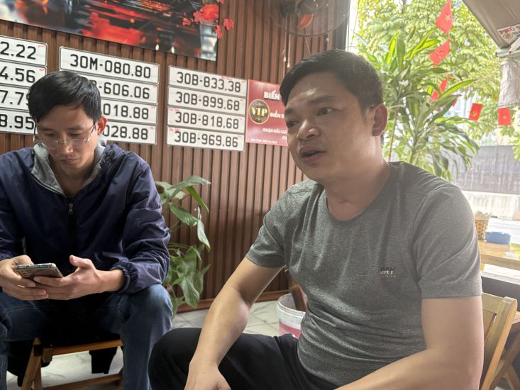 Dos de los trabajadores con salarios atrasados en una entrevista con un periodista del periódico Lao Dong. Foto: Bao Han