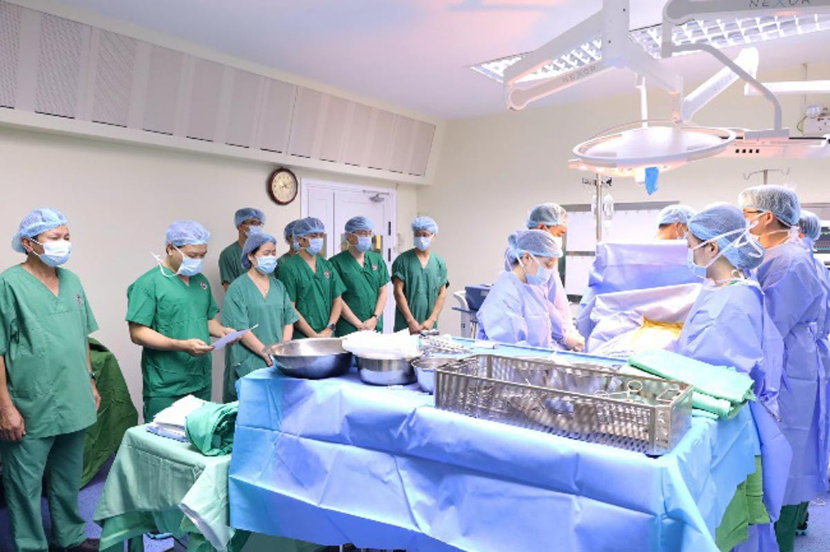 Các bác sĩ tiến hành ghép thận.