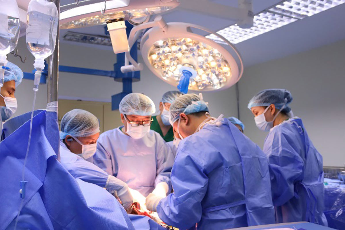 Doctors and nurses deploy organ transplants. Photo: Pham Giang