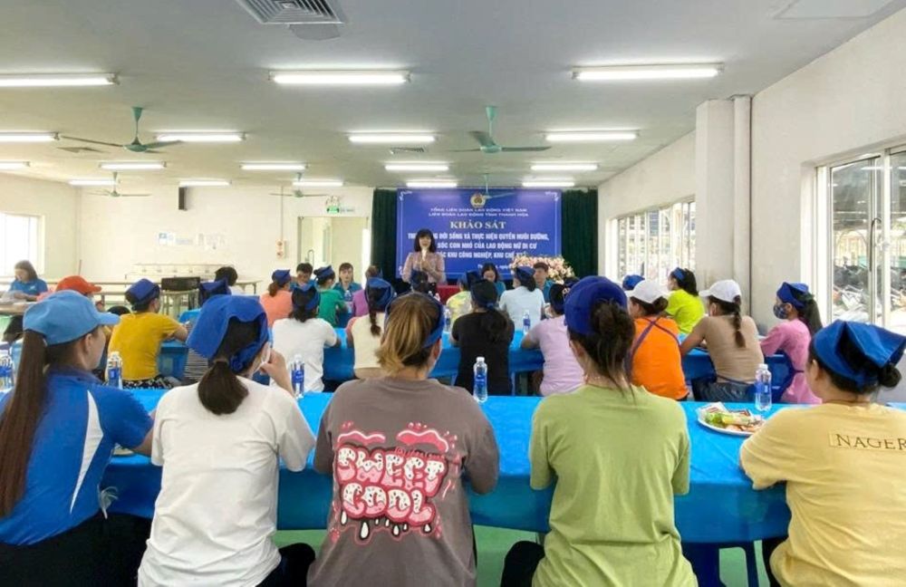 LĐLĐ tỉnh Thanh Hóa khảo sát về đời sống và việc thực hiện quyền nuôi dưỡng, chăm sóc con nhỏ của lao động nữ di cư tại các khu công nghiệp. Ảnh: Thúy Hà