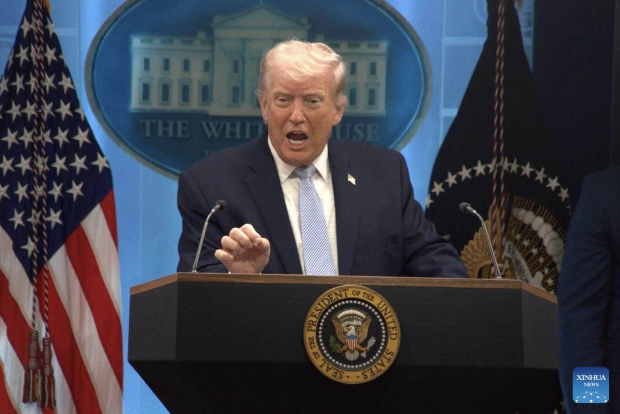 도널드 트럼프 미국 대통령이 4월 6일 백악관에서 이란 분쟁과 격추된 조종사 구조 작전을 중심으로 연설하고 있습니다. 사진: 신화통신