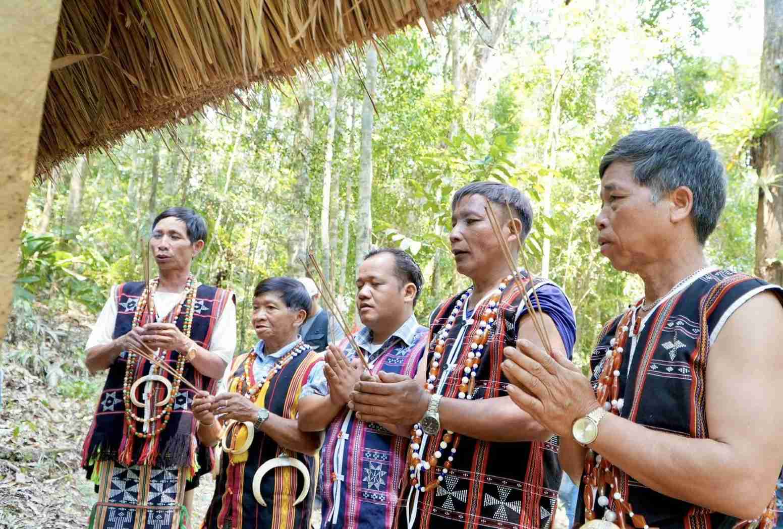 Các nghi thức, lễ cúng truyền thống của người Cơ Tu, xã Hùng Sơn được thực hiện trang nghiêm, đầy tâm linh trong lễ hội Tạ ơn rừng. Ảnh: Parai