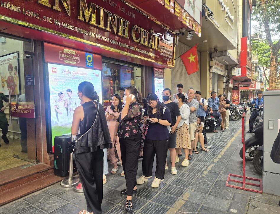 Từ 7h30, nhiều người dân đã có mặt để chờ mua vàng, nhận vàng theo lịch hẹn hoặc thực hiện giao dịch bán vàng. Ảnh: Phan Anh