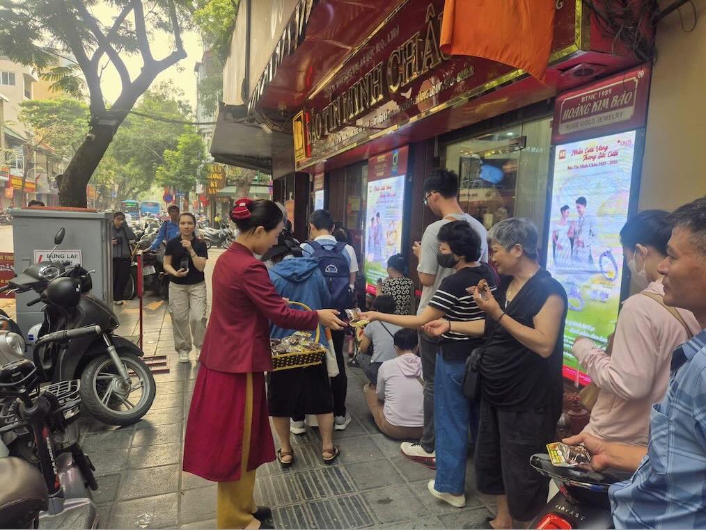 Cửa hàng chuẩn bị bánh, nước phục vụ khánh chờ giao dịch. Ảnh: Giang Linh  