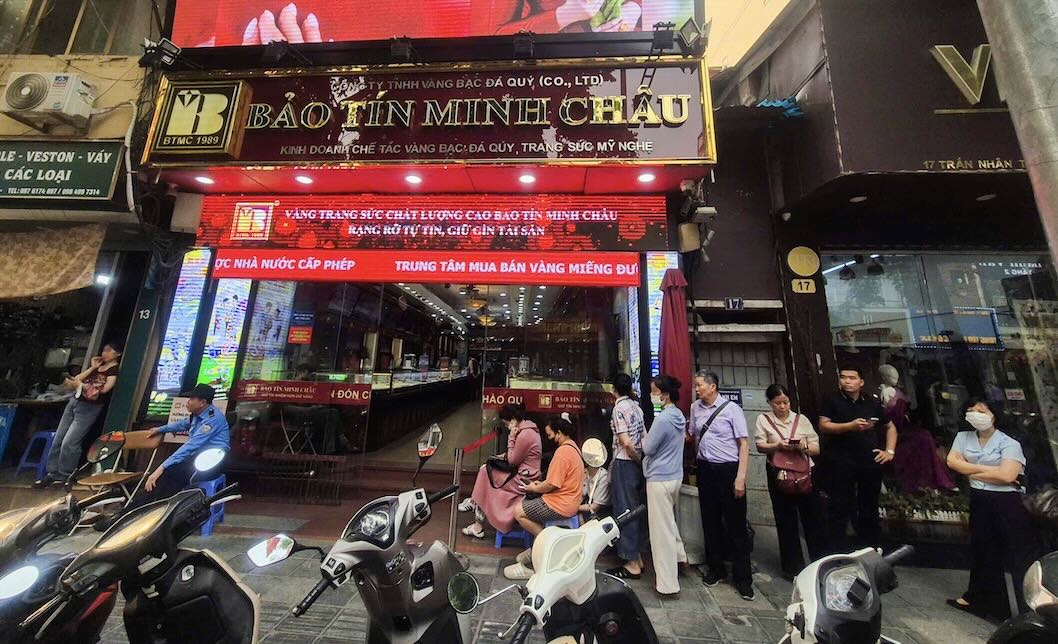 Khu vực bán vàng, chờ nhận vàng tại Bảo Tín Minh Châu thưa khách hơn so với khu vực xếp hàng mua vàng.