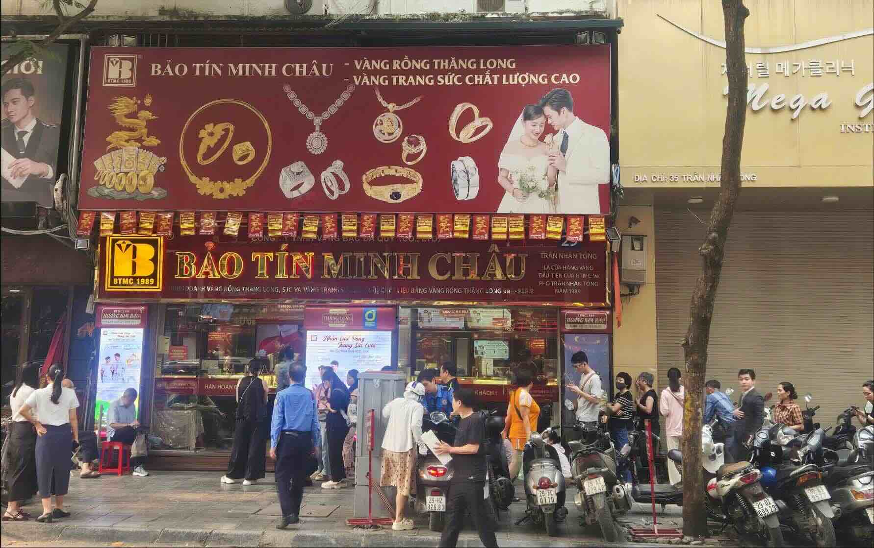 Hoạt động mua bán, giao nhận vàng tại các cơ sở của Bảo Tín Minh Châu trên phố Trần Nhân Tông diễn ra nhộn nhịp. Ảnh: Phan Anh