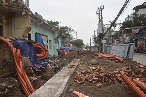 Các đơn vị đang đẩy nhanh tiến độ thi công. Ảnh: Long Phi