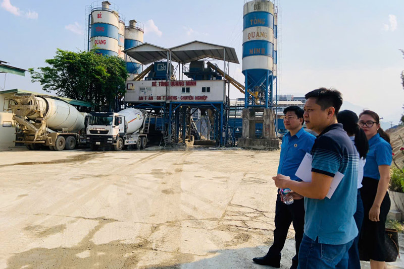 Đại diện Ban Công đoàn các khu công nghiệp Lào Cai cơ sở 2 thăm, gặp gỡ doanh nghiệp để phát triển đoàn viên, thành lập công đoàn cơ sở. Ảnh: Đinh Đại