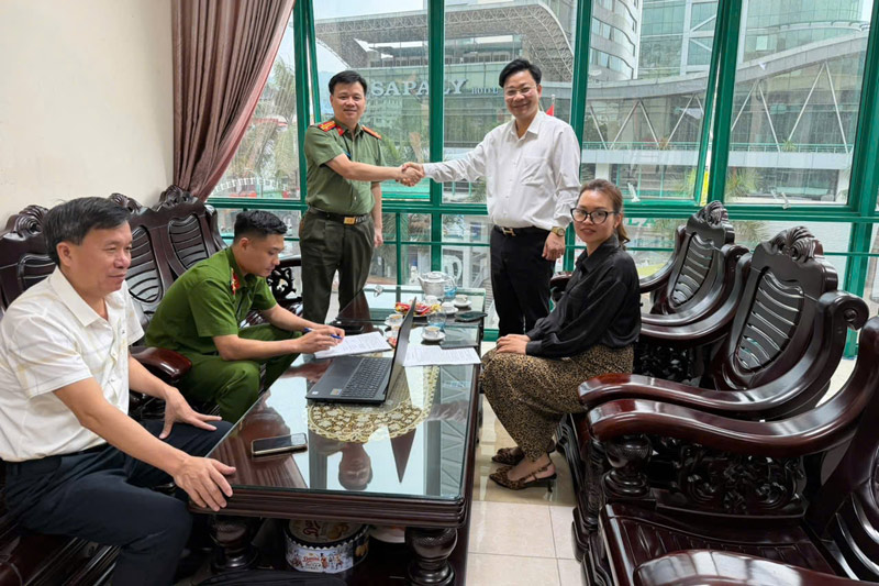 Ban Công đoàn các Khu công nghiệp cơ sở 2 thường xuyên phối hợp với Công an phường Lào Cai nắm bắt tình hình an ninh công nhân tại các khu công nghiệp. Ảnh: Đinh Đại