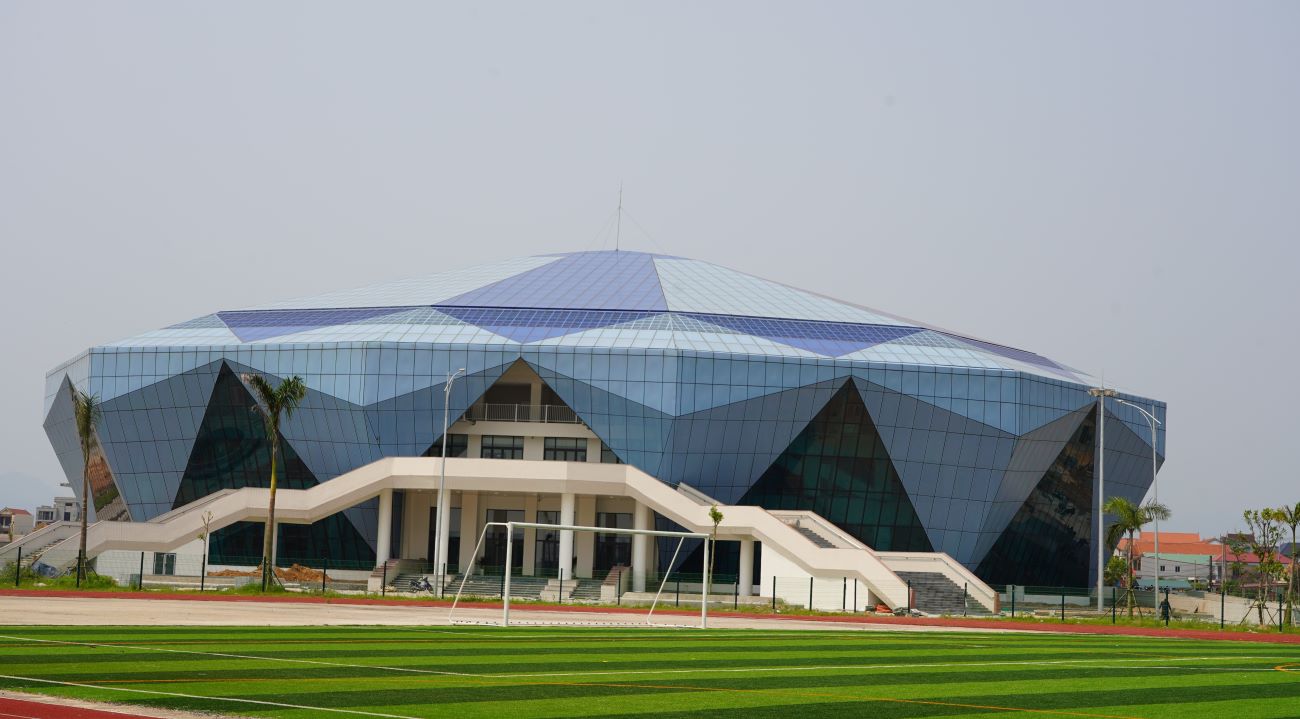 The "blue diamond" gymnasium has taken shape, and is completing items to put into use. Photo: Thanh Trung