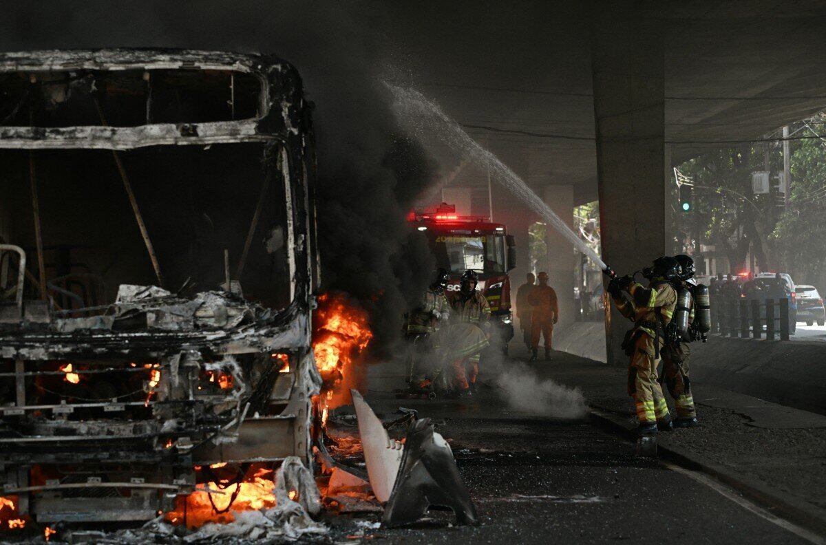 Brazilian gangs burned buses in Rio de Janeiro city. Photo: AFP