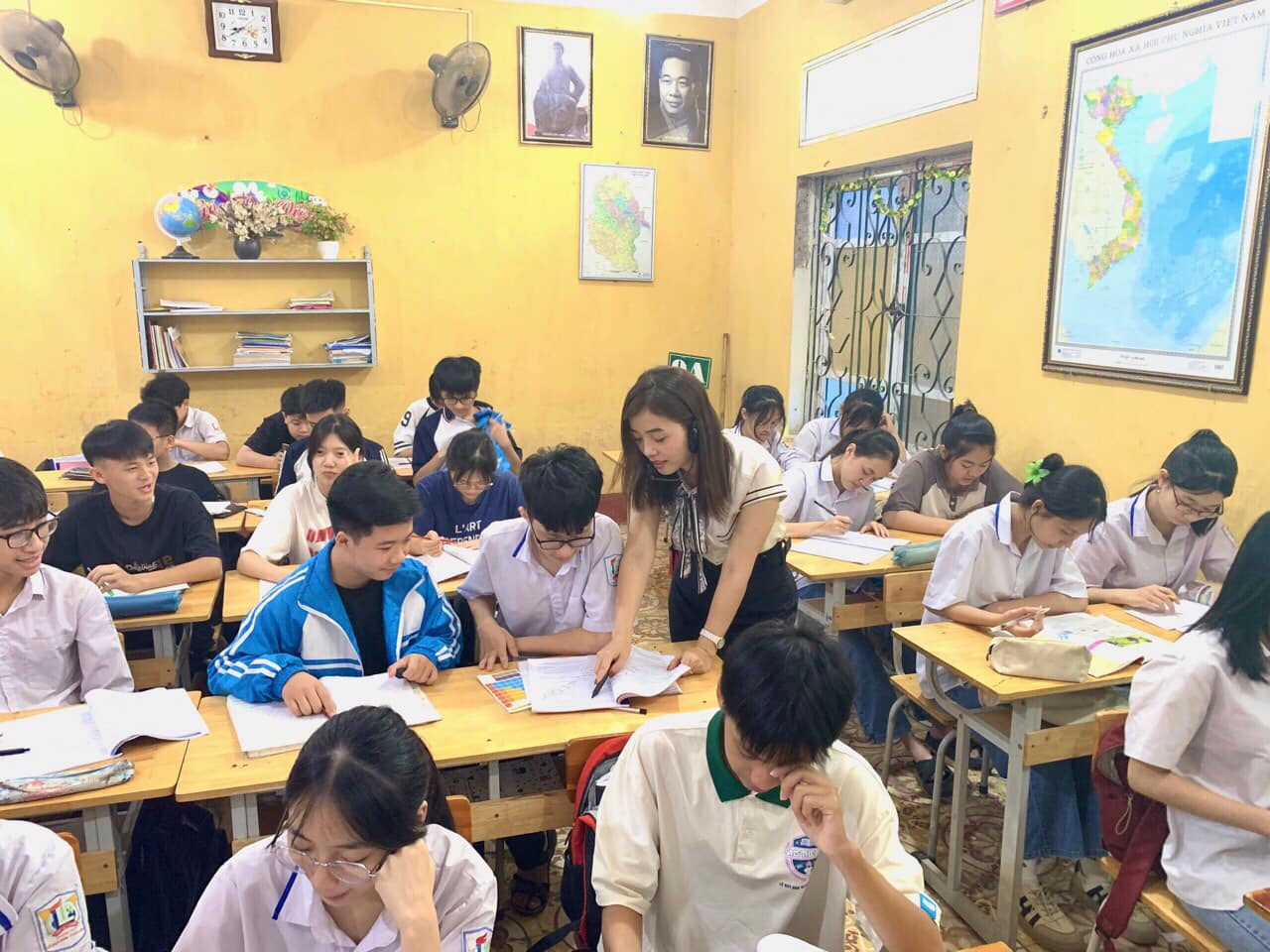 Cô giáo Nguyễn Hải Én giảng bài cho học sinh. Ảnh: Nhân vật cung cấp