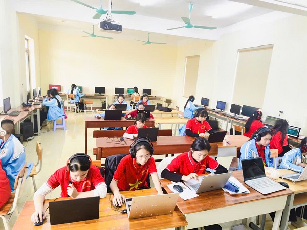 Học sinh Phú Thọ hào hứng với công nghệ trong học tập. Ảnh: Trường Lê Quý Đôn