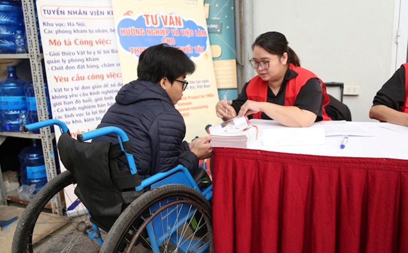 Las localidades han planeado apoyar la formación profesional para personas con discapacidad y trabajadores. Foto: Quỳnh Chi