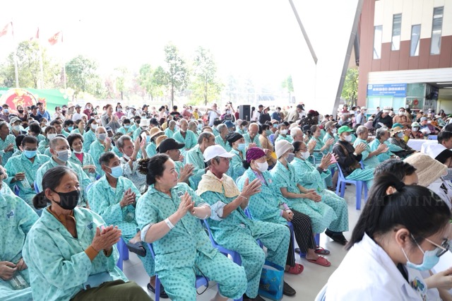 Many people and patients at Ho Chi Minh City Oncology Hospital were examined and vaccinated for free on National Health Day. Photo: Ngoc Diem