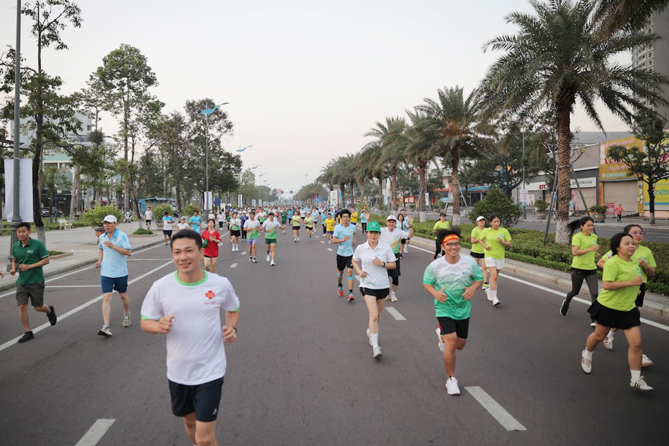 Cadre et personnel médical participant à la Journée de la course à pied du secteur de la santé de Gia Lai - Pour un Vietnam sain. Photo: Département de la santé de Gia Lai