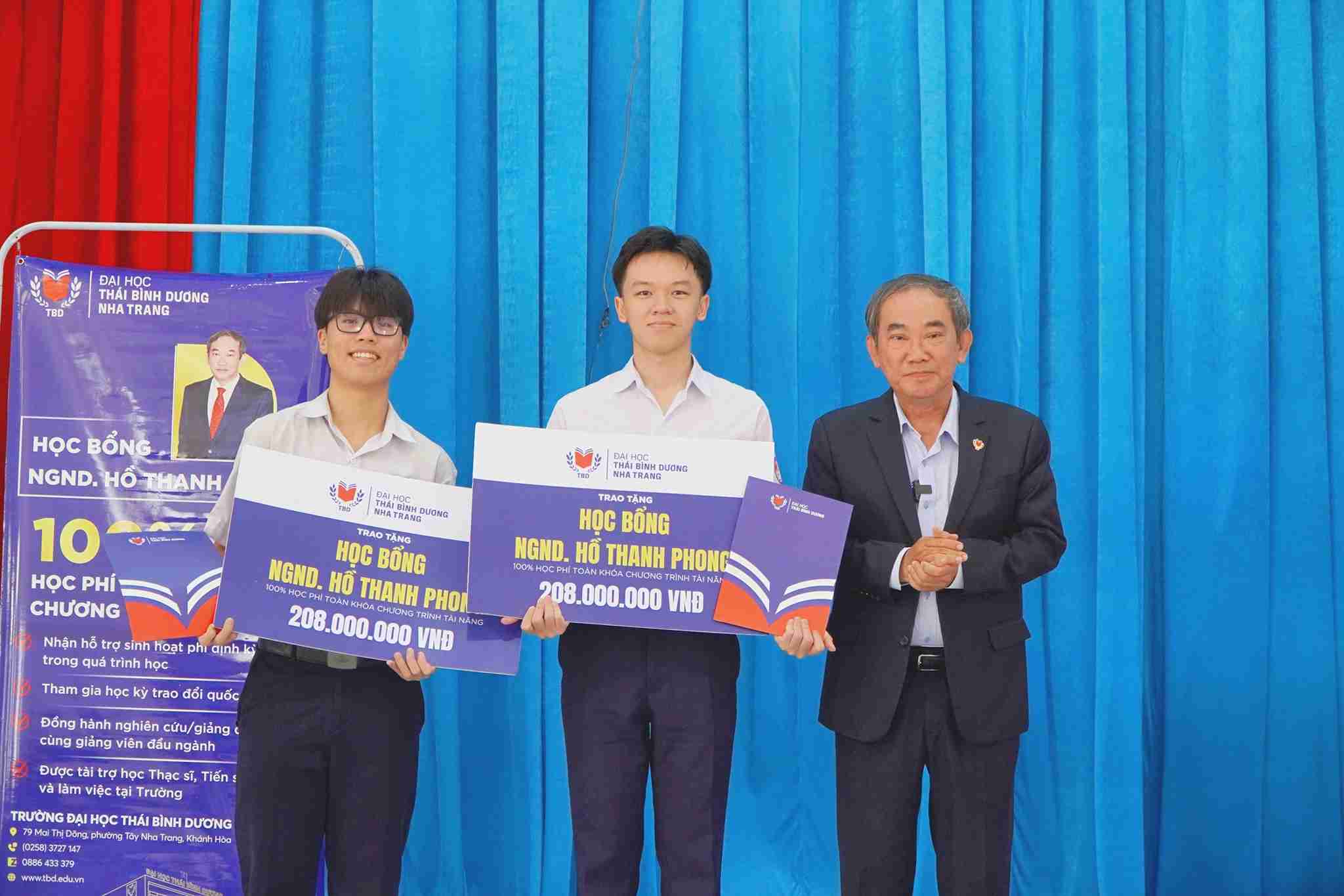 Representantes de la Universidad del Pacífico entregan 15 becas "Ciudadano Global" a estudiantes con un valor total de 2,7 mil millones de VND. Foto: Huu Long