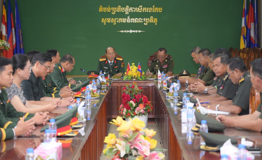 Đoàn cán bộ thăm, chúc Tết Tiểu khu Quân sự tỉnh Kép, vương quốc Campuchia. Ảnh: Phương Vũ