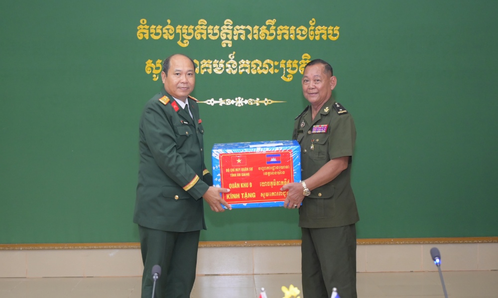Delegación de funcionarios visita, desea el Tet y entrega regalos a la Subzona Militar Provincial de Kep, Reino de Camboya. Foto: Phuong Vu