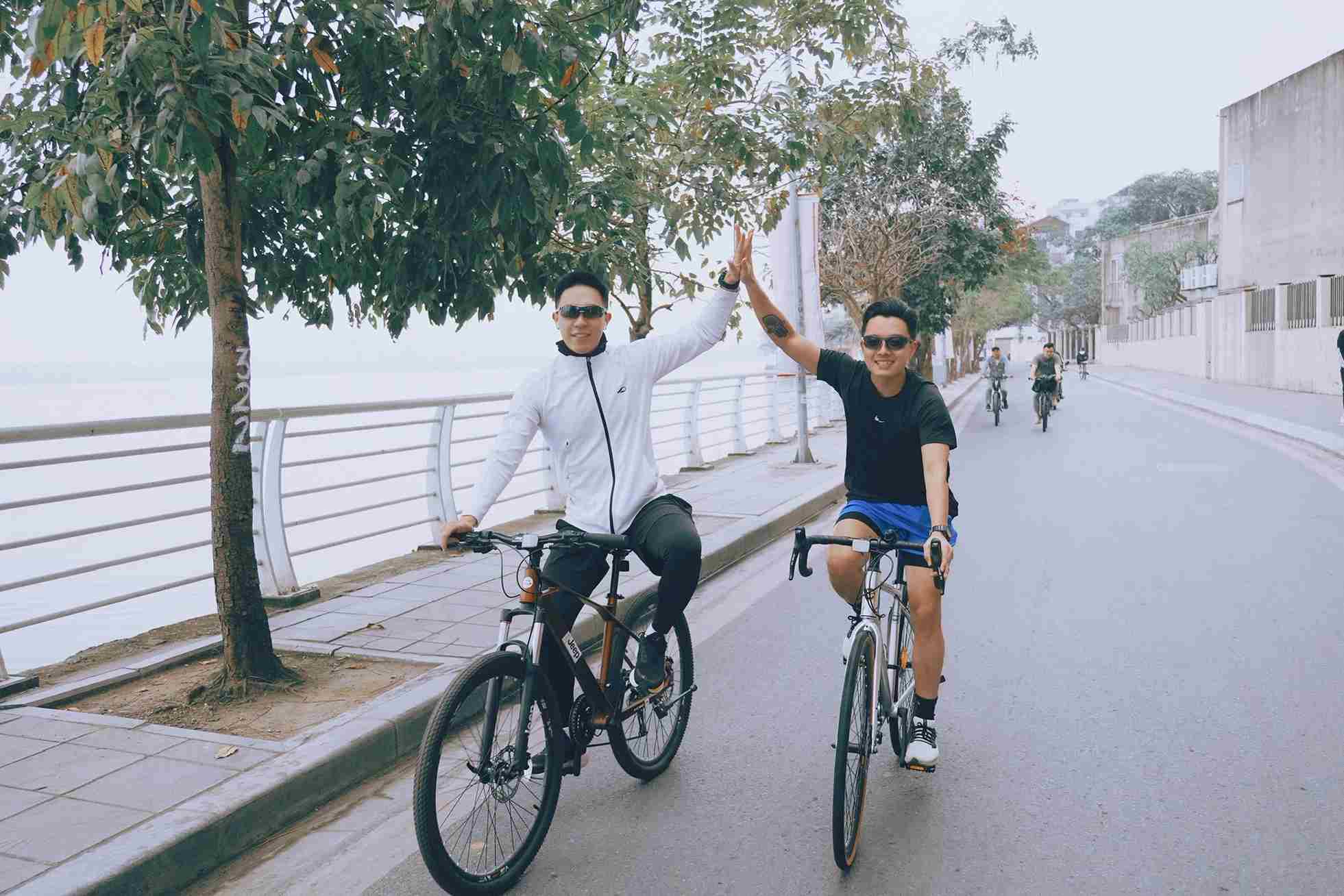 Trào lưu đạp xe hồ Tây trở lại khi Hà Nội bước sang mùa hè. Ảnh: Trung Trần