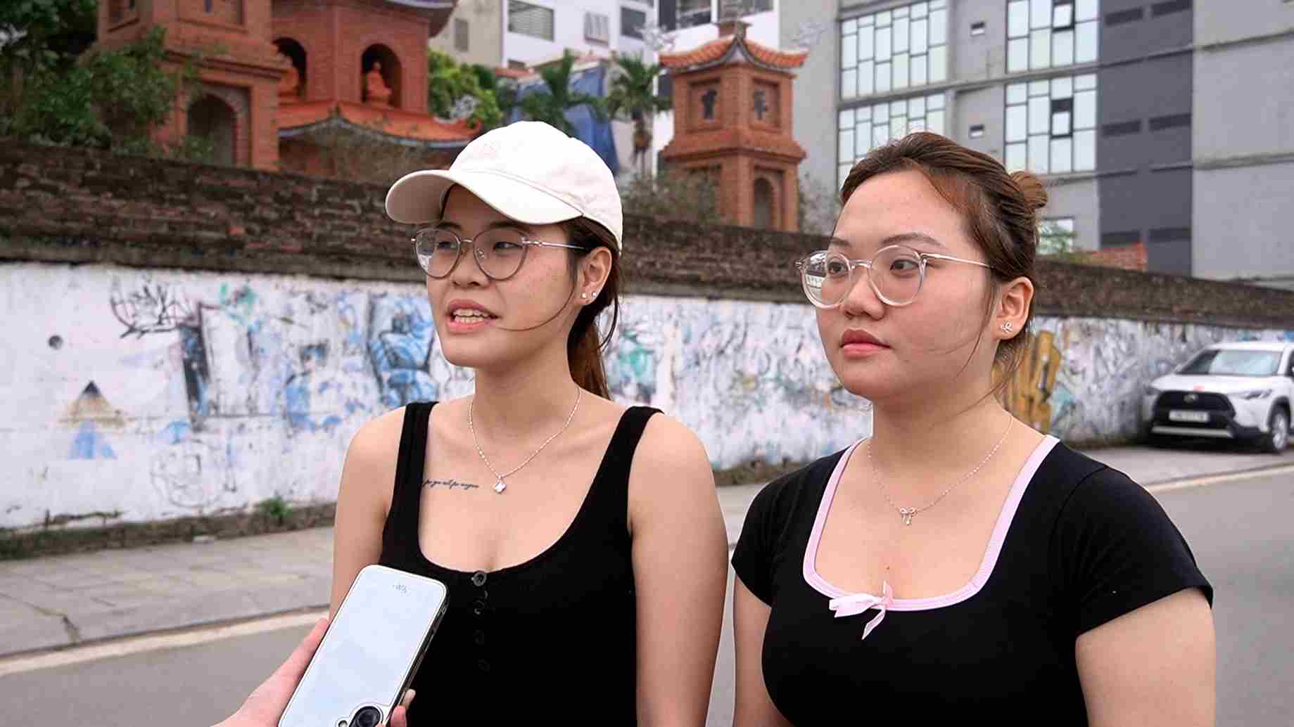 Sau khoảng 1 tiếng đạp xe, chị Quỳnh (bên trái) thấy tinh thần thoải mái hơn, đây cũng là dịp để chị gặp gỡ bạn bè. Ảnh: Phương Anh