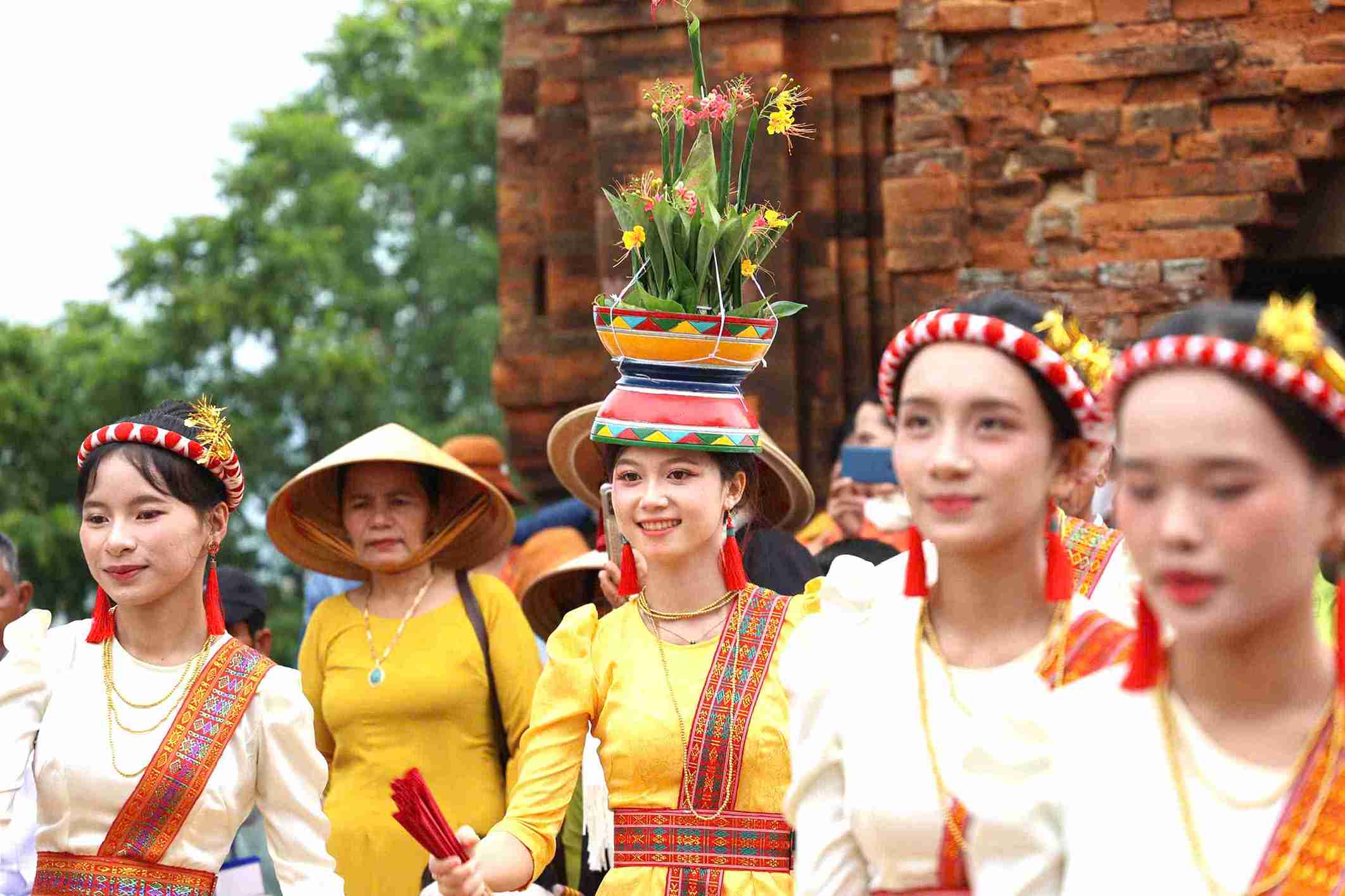 Hình ảnh thiếu nữ Chăm rạng rỡ trong sắc màu lễ hội Katê 2025 tại tỉnh Khánh Hòa. Ảnh: Hữu Long