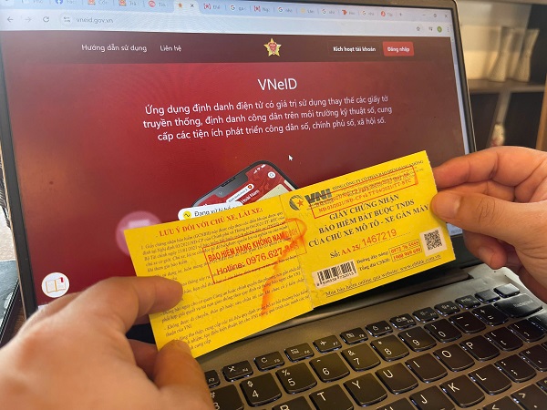 Motorcycle insurance (civil liability insurance for motor vehicles) is still mandatory insurance. Photo: Xuyen Dong