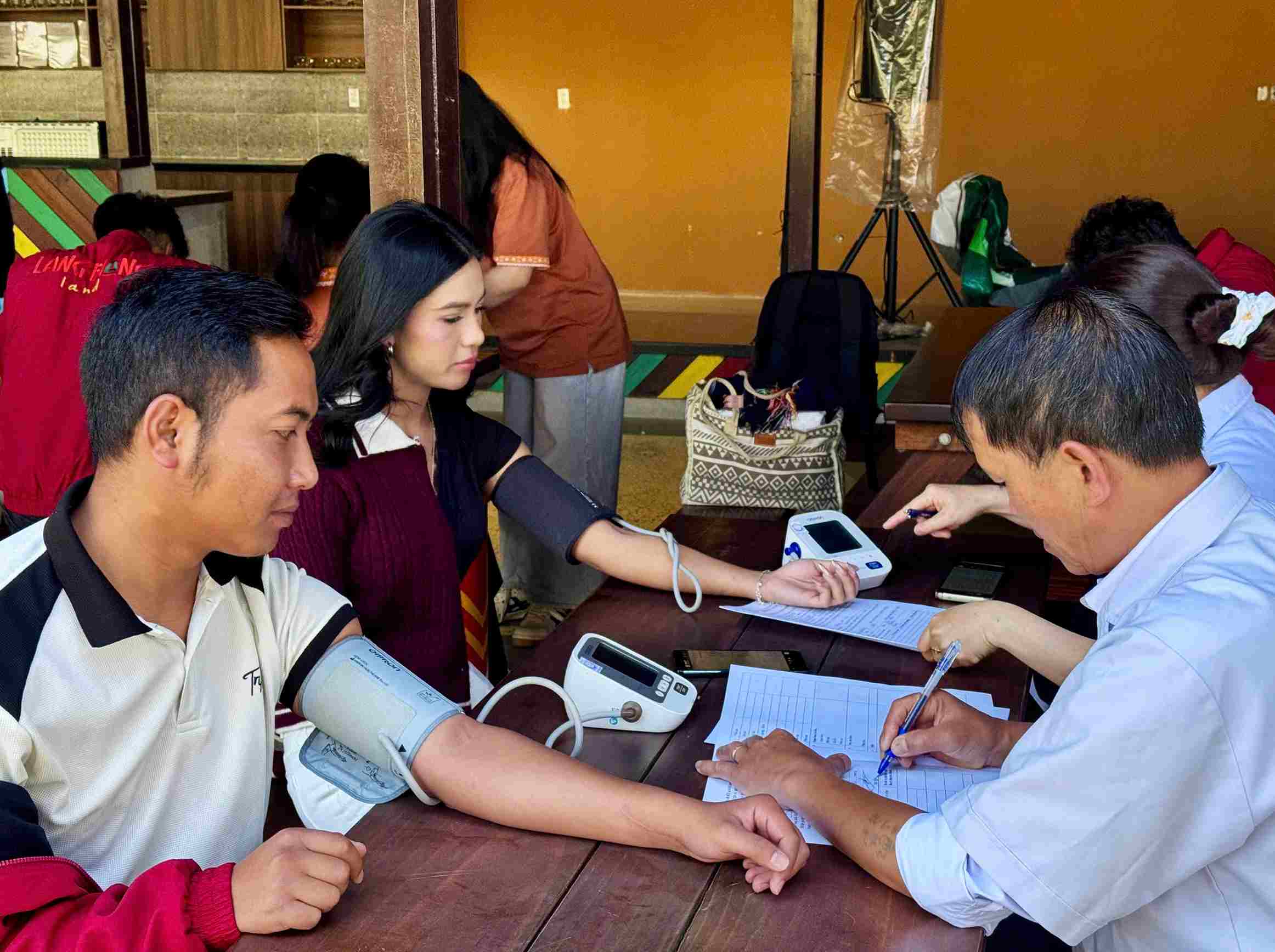 Union members and employees of Lang Biang Land Tourism Service Co., Ltd. are given free health check-ups. Photo: Phuc Khanh