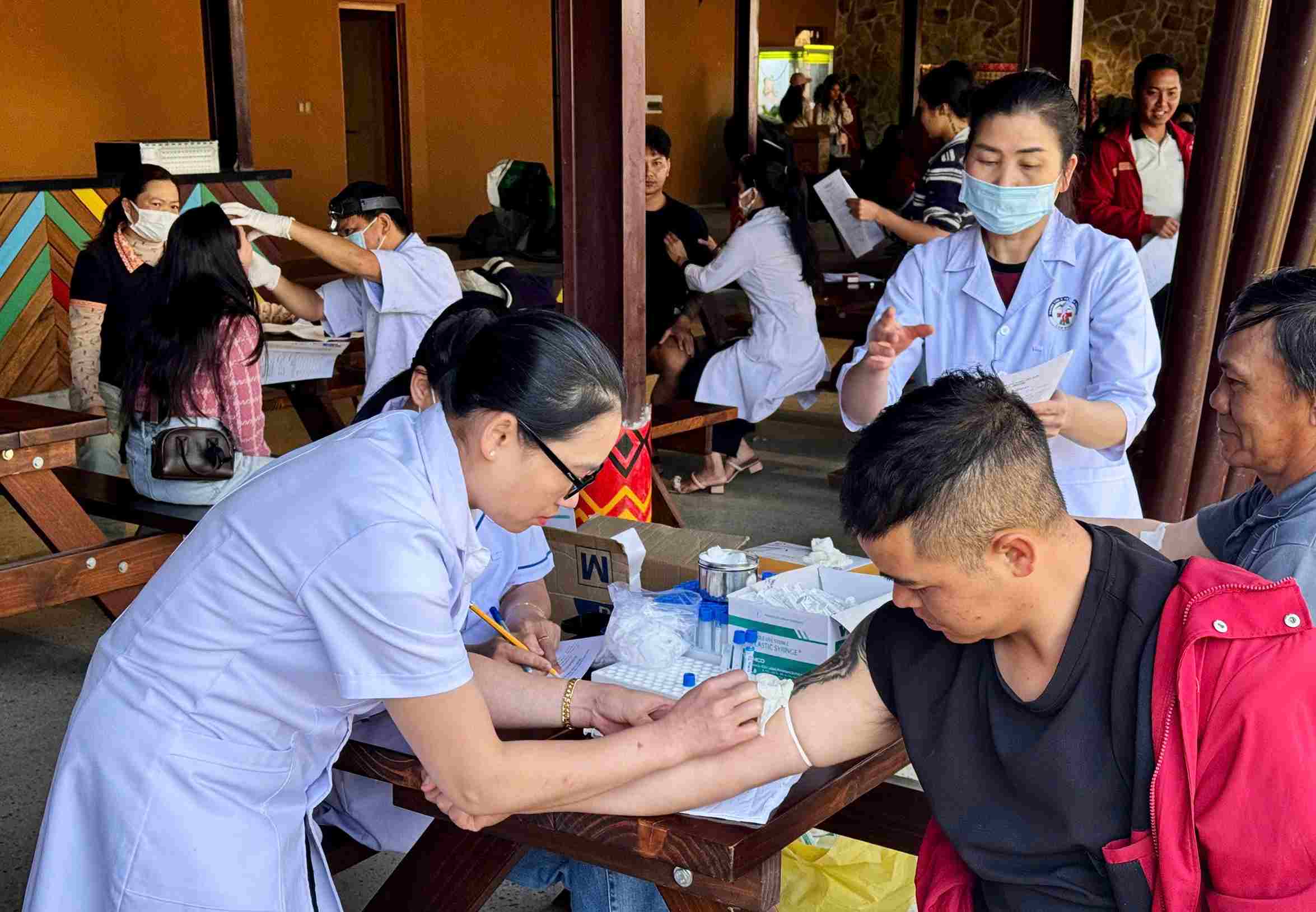 Công đoàn cơ sở Công ty TNHH Dịch vụ du lịch Lang Biang Land tổ chức khám sức khỏe miễn phí cho người lao động. Ảnh: Phúc Khánh