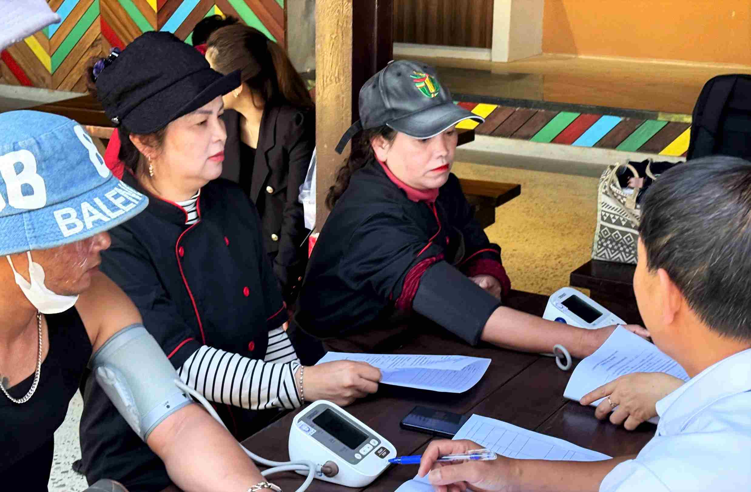 Sau khi khám, người lao động được đội ngũ y, bác sĩ tư vấn chăm sóc sức khỏe. Ảnh: Phúc Khánh