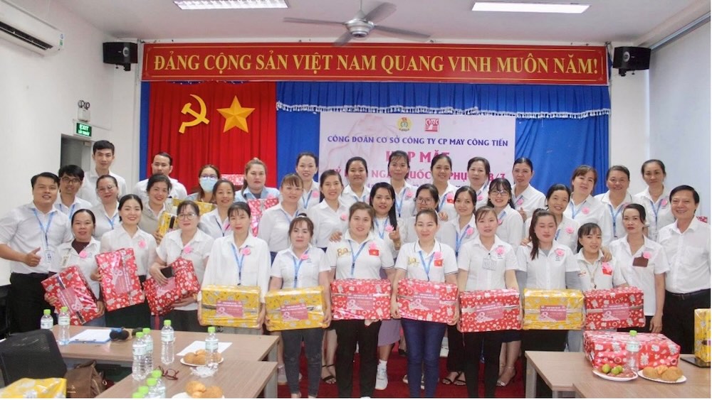 Họp mặt tặng quà cho nữ đoàn viên, người lao động