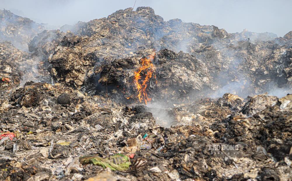 Rác cháy không ngừng, mùi hôi liên tục phát tán đi nhiều nơi. Ảnh: Nguyễn Luân