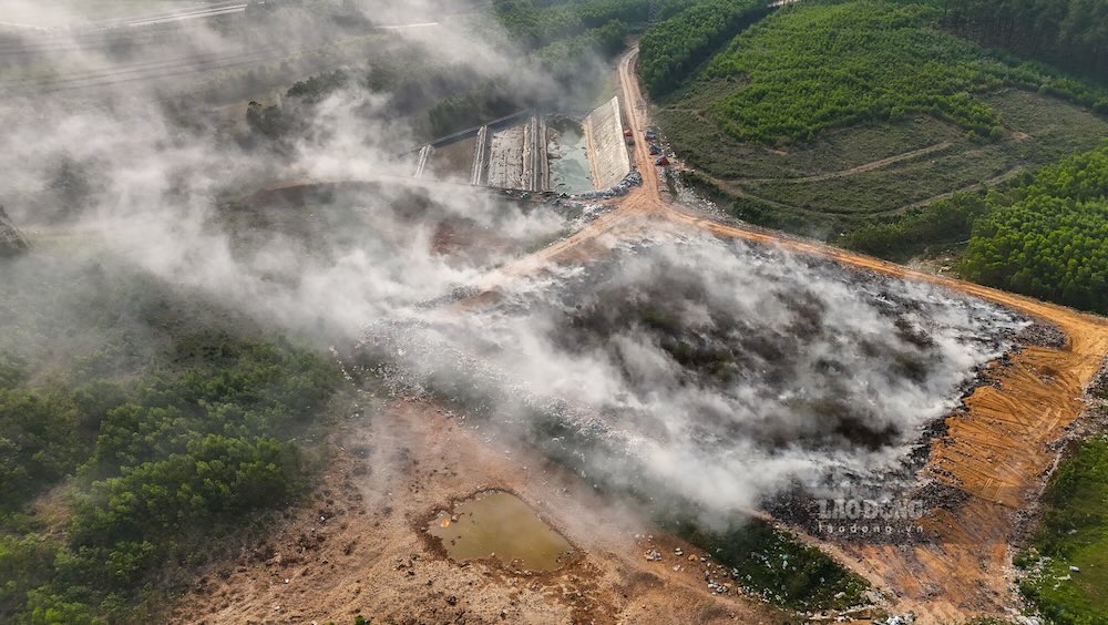 Gần như toàn bộ bãi rác đã bị cháy và đang âm ỉ nhiều ngày. Ảnh: Nguyễn Luân 