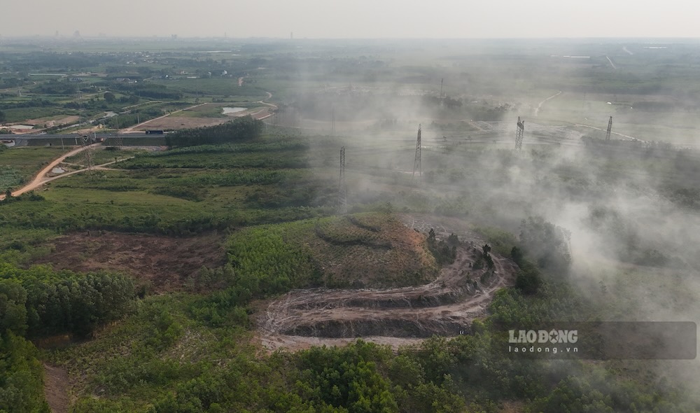 Khói từ đám cháy theo gió phát tán về phía khu dân cư của thôn Lệ Kỳ 1. Ảnh: Nguyễn Luân 