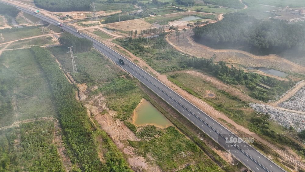 Những đợt khói tỏa về đường cao tốc. Ảnh: Nguyễn Luân 