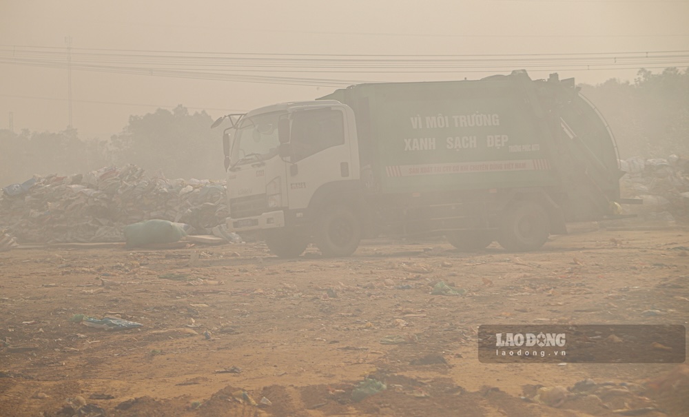 Rác mới tiếp tục được đưa đến khi đám cháy chưa được dập tắt. Ảnh: Nguyễn Luân 