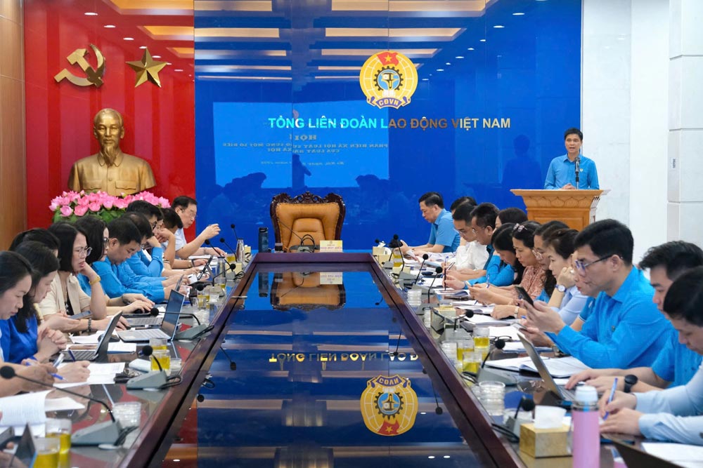 労働者の権利に関するいくつかの問題は、ベトナム労働総同盟が主催した社会保険法の一部条項の改正・補足に関する社会批判会議で意見が寄せられました。写真:ホン・クアン