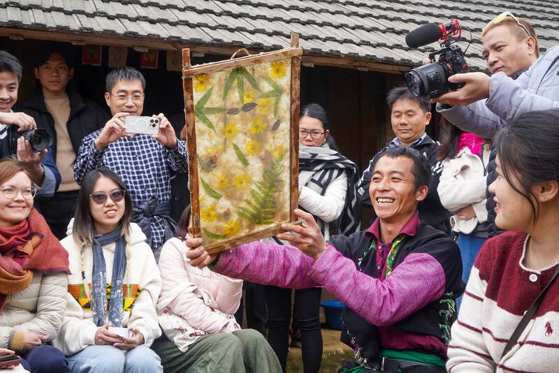 Trải nghiệm làm gốm và làm giấy truyền thống tại xã Vân Hồ, tỉnh Sơn La. Ảnh: Tráng A Chu