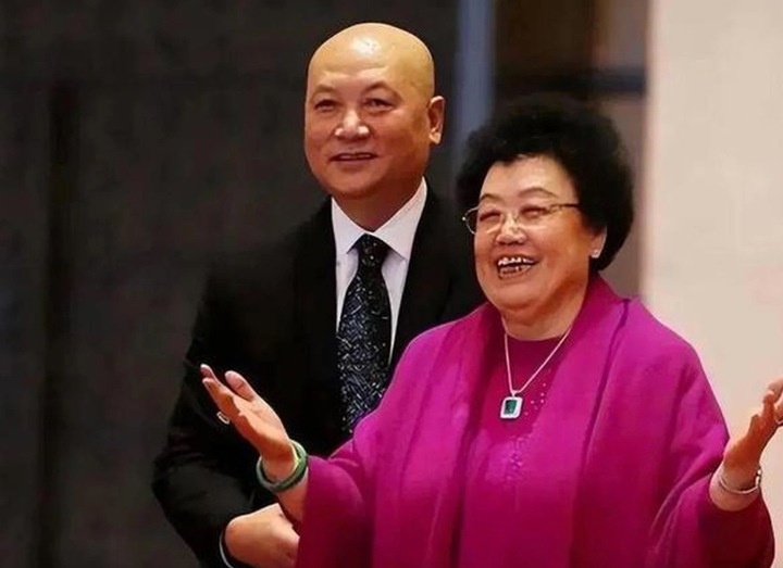 Ông Trì Trọng Thụy và vợ. Ảnh Ifeng