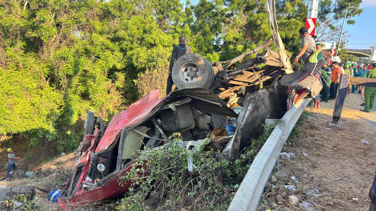 Xe khách gãy nát tại hiện trường. Ảnh: Duy Tuấn 