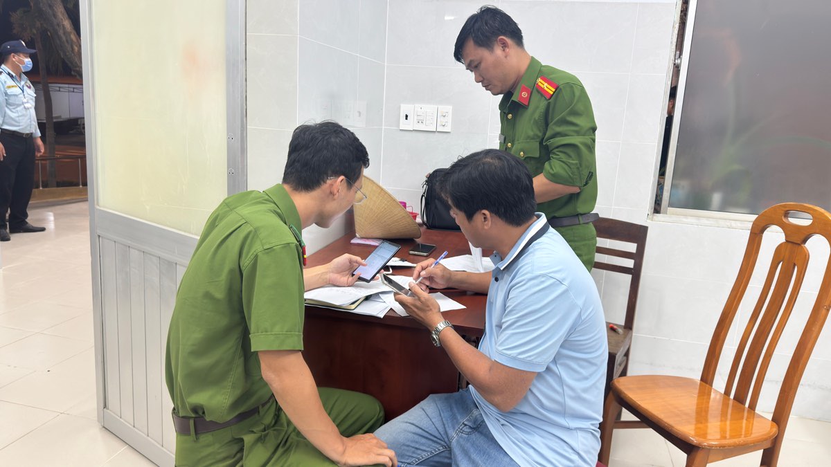 Điều tra viên ghi nhận thông tin người bị thương tại Bệnh viện Đa khoa Bình Thuận. Ảnh: Duy Tuấn 