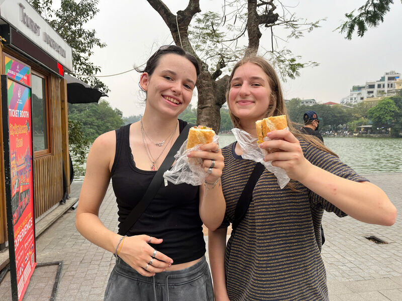 Hai vị khách Hà Lan “yêu” bánh mì Việt ngay từ lần đầu thưởng thức. Ảnh: Tường Vy