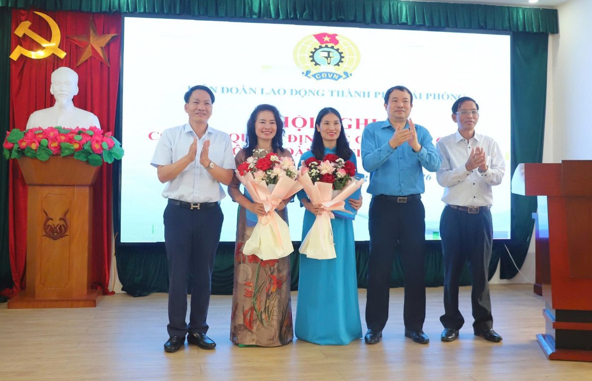 Hai Phong City Labor Federation awards decisions on cadre work of Tien Lang Commune Trade Union. Photo: Nguyen Kien
