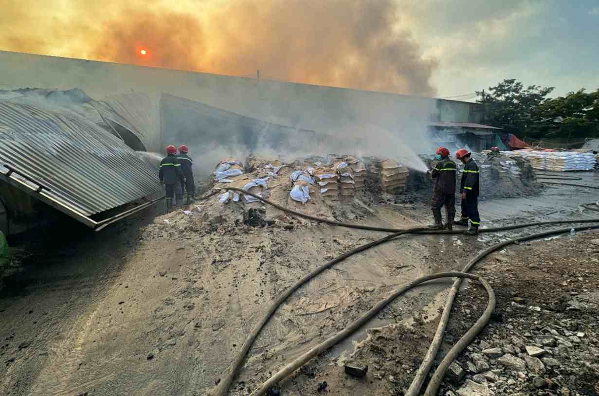 The factory fire in Vinh Tan ward left 3 people burned. Photo: Dinh Trong