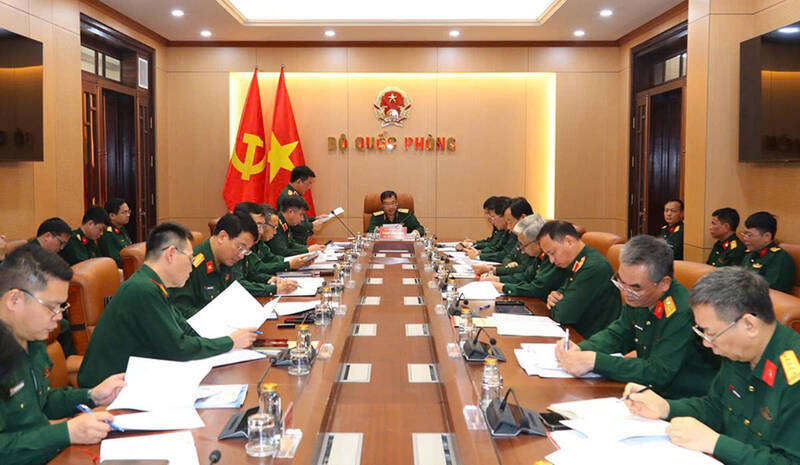 El teniente general Pham Hoai Nam - miembro del Comité Central del Partido, viceministro de Defensa Nacional - presidió la conferencia para implementar la tarea de producción de una serie de vehículos militares. Foto: Ministerio de Defensa Nacional