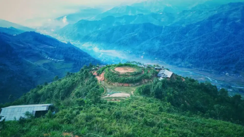 Cảnh đẹp mờ ảo vào buổi sáng ở đường đi lên bản Cu Vai  